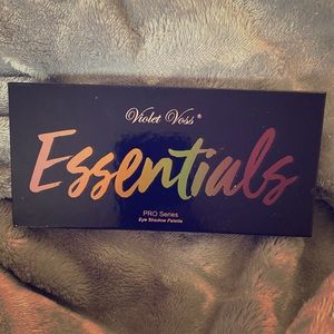 Violet Voss Essentials palette